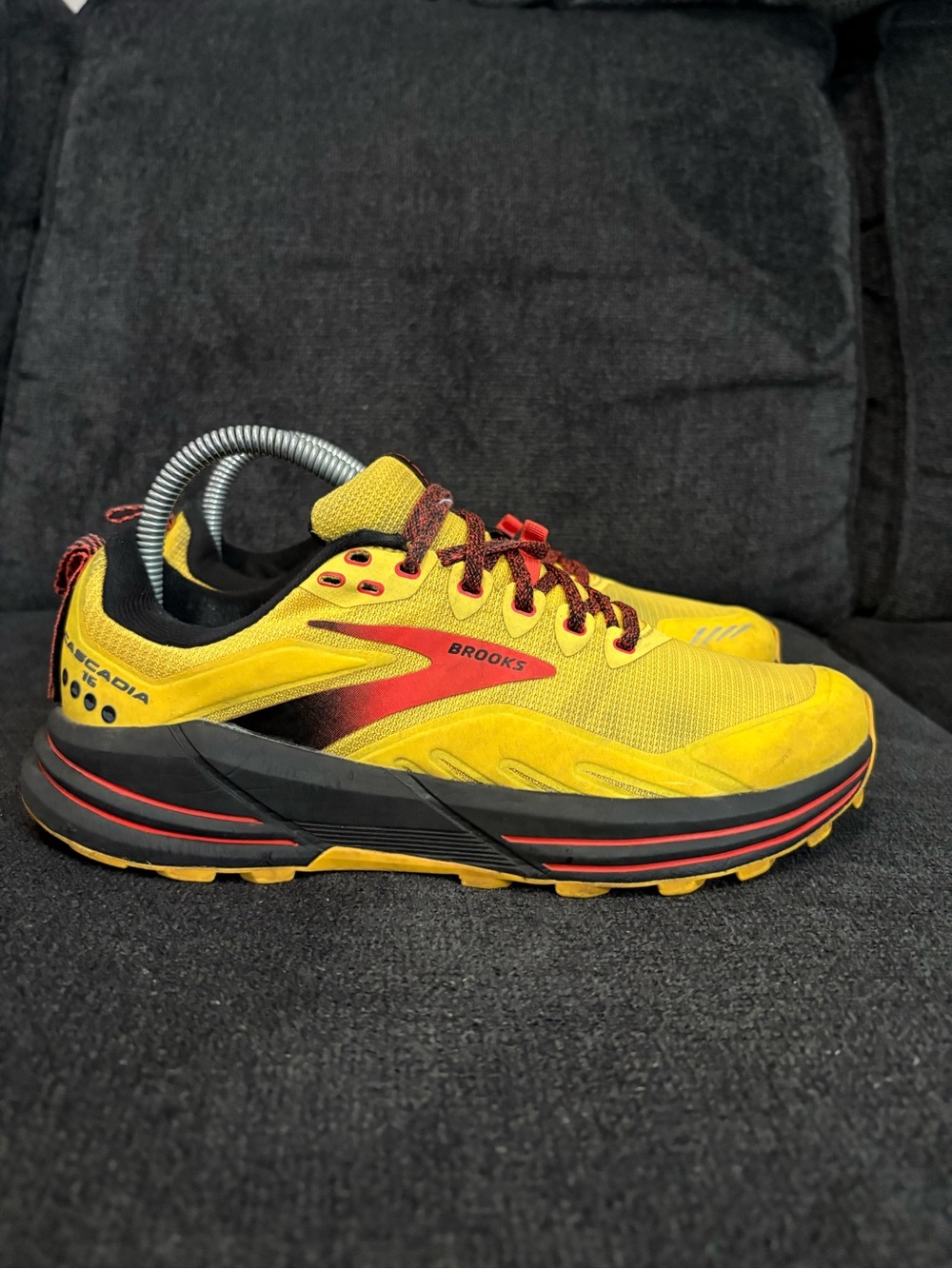 Brooks Cascadia 16 Shoes Men's 7 womenβs 8.5 Yellow Sneakers Hiking Comfort Runn